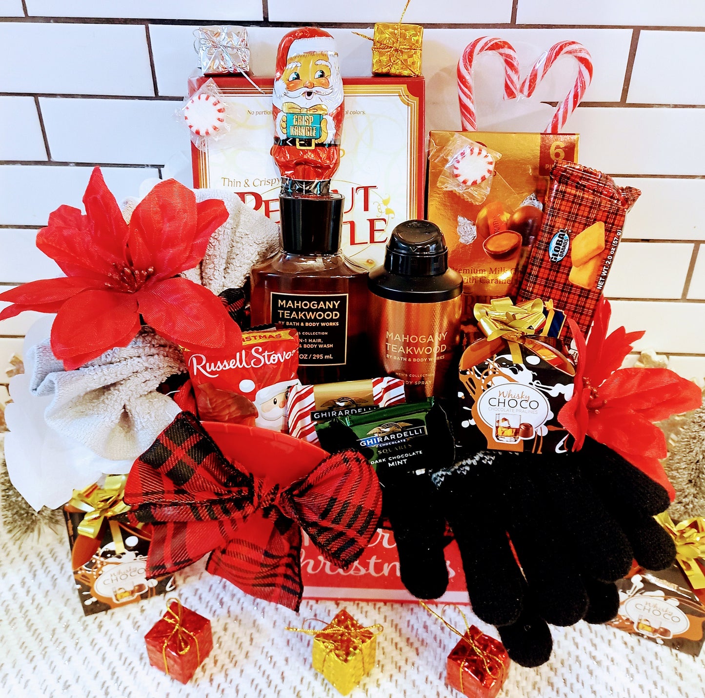 Holiday Christmas Bath & Body Works Mahogany Teakwood Men's Hair Body Spa Gloves Pralines Ghirardelli Chocolate Snacks Sleigh Gift Basket