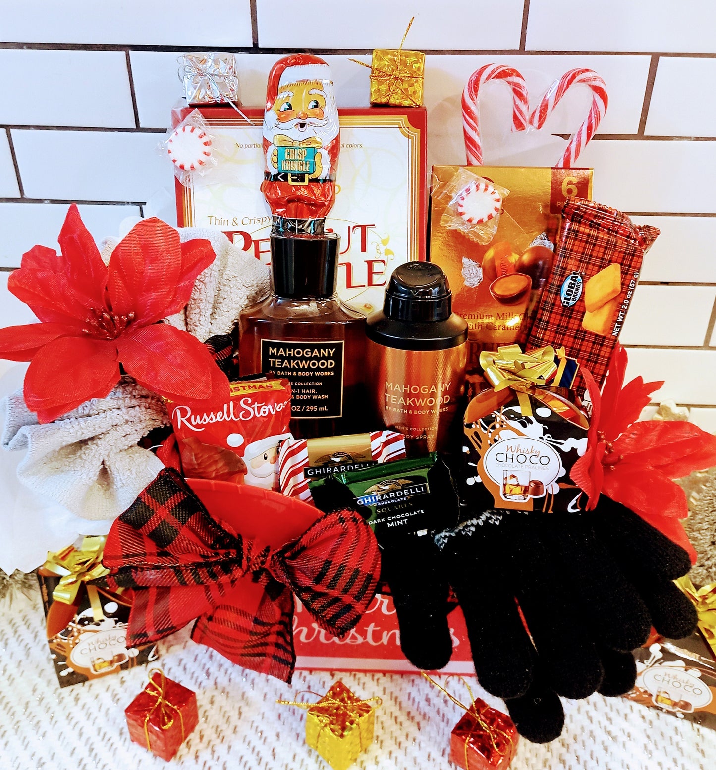 Holiday Christmas Bath & Body Works Mahogany Teakwood Men's Hair Body Spa Gloves Pralines Ghirardelli Chocolate Snacks Sleigh Gift Basket