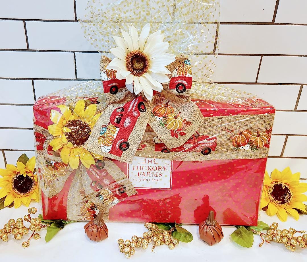 Hickory Farms Deluxe Holiday Thanksgiving Gourmet Beef Sausages Cheese Crackers Lindt Ghirardelli Chocolate Gift Basket Box